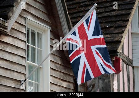 Re charles111 celebrazione dell'incoronazione maggio 2003 Horsham W. sussex uk Union Jack bandiera sugli edifici di horsham Foto Stock