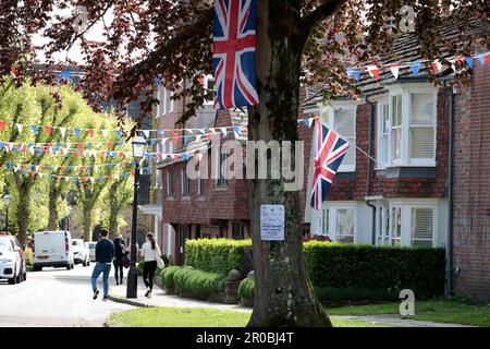 Re charles111 incoronazione celebrazioni maggio 2003 Horsham W. sussex uk Unione bandiere e bunting Foto Stock