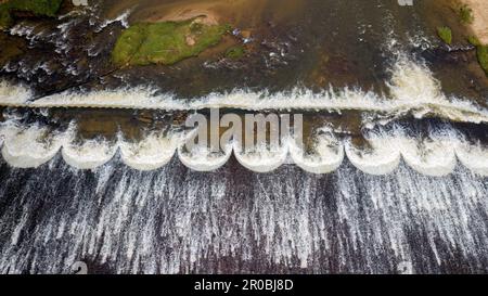 Veduta aerea dell'acqua che scorre dalla diga in Malesia. Foto Stock