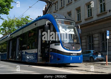 Pesa 2014N Krakowiak tram vagone a Cracovia, Polonia. MPK Kraków trasporto pubblico tram auto a Cracovia. Foto Stock