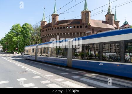 PESA 2014N Krakowiak tram vicino a Kraków Barbican, Barbakan Krakowski. Trasporto pubblico MPK Cracovia tram in via Basztowa a Cracovia, Polonia. Foto Stock