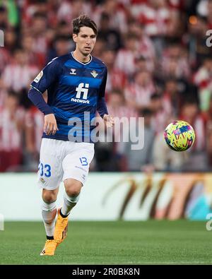 Juan Miranda di Real Betis in azione durante la partita la Liga Santander tra Athletic Club e Real Betis allo stadio di San Mames il 4 maggio 2023, in B. Foto Stock