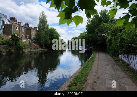 Londra - 05 21 2022: Barche ormeggiate sul Canal Grande Union vicino a Elkstone Rd Foto Stock