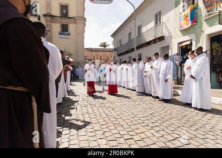 Salvador, Bahia, Brasile - 16 giugno 2022: I sacerdoti cattolici partecipano alla processione del corpus christi per le strade di Pelourinho, Salvad Foto Stock