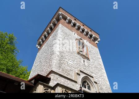 St Porta di Florian o porta di Florian, Brama Floriańska Kraków. Torre Gotica a Cracovia, Polonia. Parte delle fortificazioni storiche nella città vecchia di Cracovia. Foto Stock