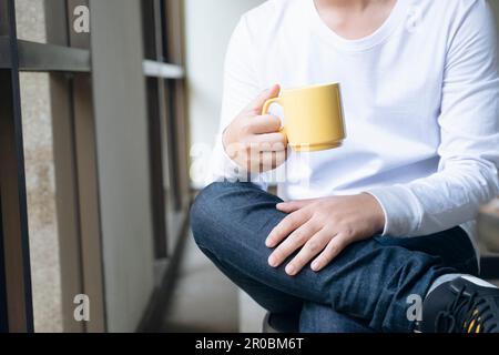 Bel giovane uomo d'affari che ha una tazza di caffè. Foto Stock