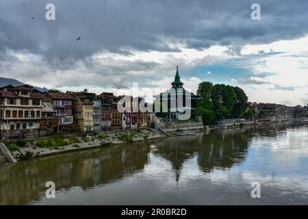 Srinagar, India. 07th maggio, 2023. Khanqah Santuario insieme con vecchie case residenziali è visto sulle rive del fiume durante un tempo nuvoloso nella città vecchia di Srinagar, la capitale estiva di Jammu e Kashmir. (Foto di Saqib Majeed/SOPA Images/Sipa USA) Credit: Sipa USA/Alamy Live News Foto Stock