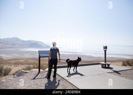 Giovane donna e cane nero in cima a Buffalo Point nello Utah Foto Stock