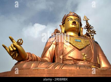 Statua gigante del Guru Padmasambhava Foto Stock