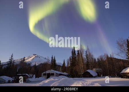 Cabine sotto l'aurora boreale in Wiseman Alaska Foto Stock