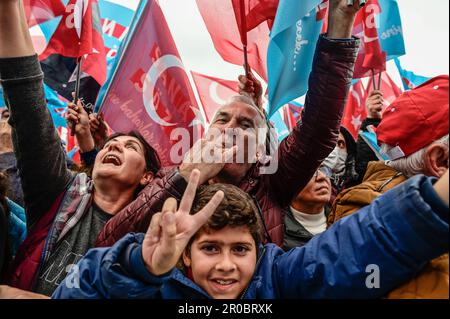 (230508) -- ISTANBUL, 8 maggio 2023 (Xinhua) -- la gente partecipa a un raduno del Partito popolare Repubblicano (CHP) a Istanbul, T¨¹rkiye, il 6 maggio 2023. Nel fine settimana si sono svolte raduni su larga scala a Istanbul, la città più grande del paese, che hanno segnato l'ultimo fine settimana prima delle prossime elezioni presidenziali e parlamentari previste per il maggio 14th. Sabato, Kemal Kilicdaroglu, leader del principale partito popolare repubblicano dell'opposizione (CHP) e candidato presidenziale per la CHP, ha partecipato a un massiccio raduno sul lato asiatico di Istanbul. Si è impegnato a portare pace e prosperità al paese, pr Foto Stock