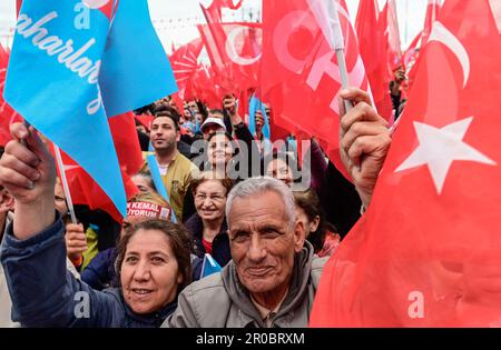 (230508) -- ISTANBUL, 8 maggio 2023 (Xinhua) -- la gente partecipa a un raduno del Partito popolare Repubblicano (CHP) a Istanbul, T¨¹rkiye, il 6 maggio 2023. Nel fine settimana si sono svolte raduni su larga scala a Istanbul, la città più grande del paese, che hanno segnato l'ultimo fine settimana prima delle prossime elezioni presidenziali e parlamentari previste per il maggio 14th. Sabato, Kemal Kilicdaroglu, leader del principale partito popolare repubblicano dell'opposizione (CHP) e candidato presidenziale per la CHP, ha partecipato a un massiccio raduno sul lato asiatico di Istanbul. Si è impegnato a portare pace e prosperità al paese, pr Foto Stock