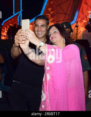 Rajiv Hari Om Bhatia, Akshay Kumar, attore indiano, attore canadese, produttore cinematografico, Selfie fan, Transform Maharashtra Opening, Mumbai, India, 1 maggio 2017 Foto Stock