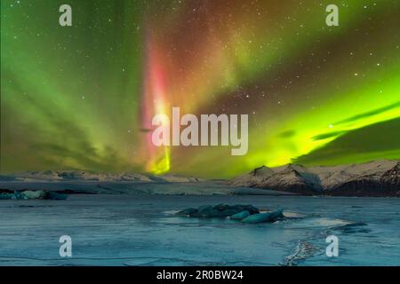 Vista sulla laguna con il ghiacciaio Jokulsarlon durante l'inverno con Aurora Borealis o aurora boreale e migliaia di stelle Foto Stock
