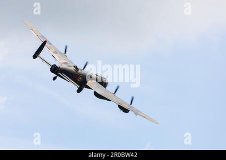 Avro Lancaster PA474 della Royal Air Force, RAF, Battaglia di Gran Bretagna Memorial Flight a basso livello su RAF Cranwell, 7 maggio 2023. Foto Stock