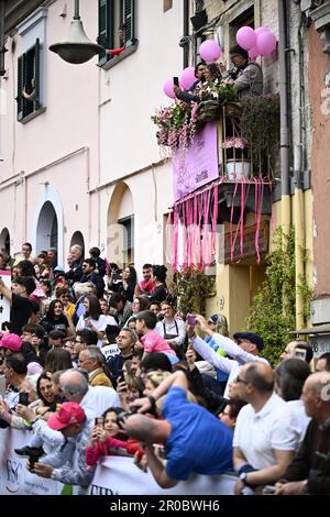 Melfi, Italia. 08th maggio, 2023. Tifosi e tifosi hanno illustrato al via la terza tappa del giro D'Italia 2023, 216km da vasto a Melfi, in Italia, lunedì 08 maggio 2023. Il giro 2023 si svolge dal 06 al 28 maggio 2023. FOTO DI BELGA JASPER JACOBS Credit: Belga News Agency/Alamy Live News Foto Stock