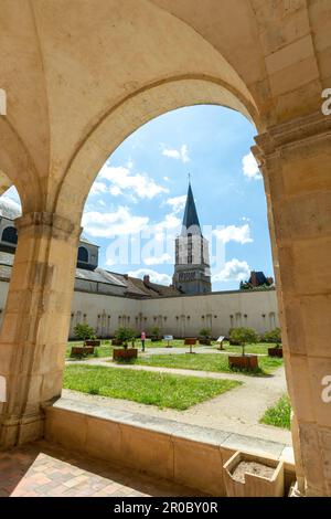 La Charité-sur-Loire. Vista sulla torre di Sainte-Croix dal chiostro. Dipartimento della Nièvre. Bourgogne-Franche-Comte. Francia Foto Stock