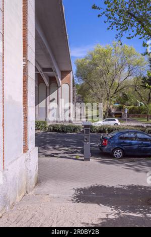 Sotto un ponte accanto ad un parco con una strada urbana che corre sotto Foto Stock