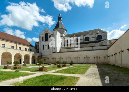 La Charite sur Loire. Vista della chiesa di Notre-Dame, patrimonio dell'umanità dell'unesco, dal chiostro gotico. Nievre . Bourgogne.France Foto Stock