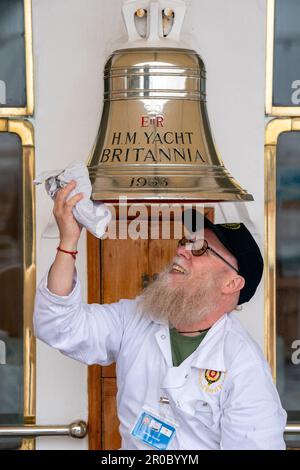 Stoker Jimmy Gould, uno dei Royal Yachtsmen, conosciuto come 'Yotties', pulisce la campana della nave sul Royal Yacht Britannia a Leith, Edimburgo, mentre gli Yotties ritornano a riprendere le loro funzioni, dopo l'incoronazione di Re Carlo III e Regina Camilla. Data immagine: Lunedì 8 maggio 2023. Foto Stock