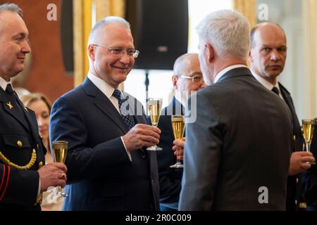 Praga, Repubblica Ceca. 08th maggio, 2023. Il presidente ceco Petr Pavel, proprio dietro, ha nominato nuovi generali in occasione della Giornata della Vittoria, il 8 maggio 2023, presso il Castello di Praga, Repubblica Ceca. Sulla foto il presidente brinda con il capo del Servizio informazioni di sicurezza (BIS) Michal Koudelka, 2nd da sinistra, che è stato dopo anni di rifiuto da parte dell'ex presidente Milos Zeman, promosso al rango di brigadiere generale sulla proposta del gabinetto. Credit: Ondrej Deml/CTK Photo/Alamy Live News Foto Stock