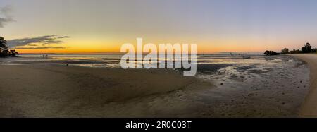 Vista panoramica del tramonto sulla baia di Moreton dalla spiaggia di Dunwich, Stradbroke Island, Queensland, Australia. Foto Stock