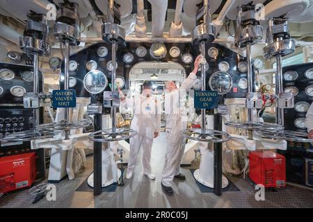 I Royal Yachtsmen, noti come 'Yotties', effettuano la manutenzione e la pulizia della sala macchine del Royal Yacht Britannia a Leith, Edimburgo, mentre le Yotties tornano a riprendere le loro funzioni, in seguito all'incoronazione del re Carlo III e della regina Camilla. Data immagine: Lunedì 8 maggio 2023. Foto Stock