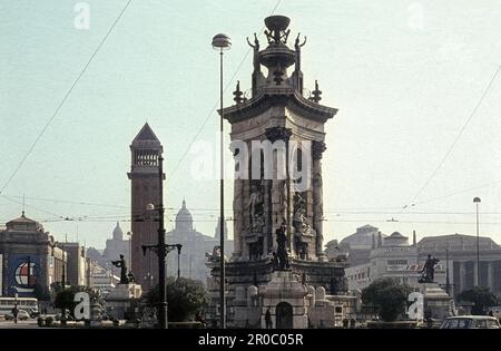 Piazza d'Espanya, luogo della Spagna, centro della piazza pubblica con una delle torri veneziane e la fontana con statue. Barcellona, Spagna, 1965 Foto Stock