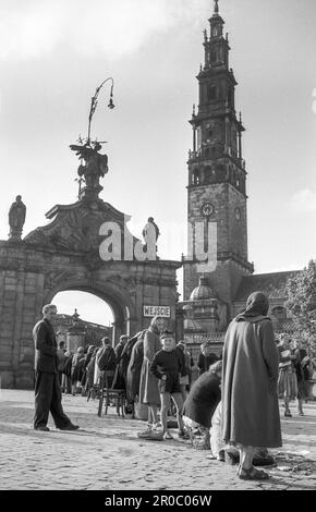 I beni sono messi in vendita presso la porta di Lubomirski, il monastero di Jasna Góra, Częstochowa, Voivodato silesiano, Polonia, Europa, 1957 Foto Stock