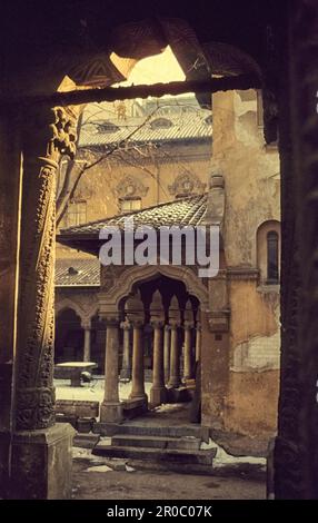 Cortile interno del Monastero di Stavropoleos prima del rinnovo. Città di Bucarest, București, Romania, Europa orientale, 1964 Foto Stock