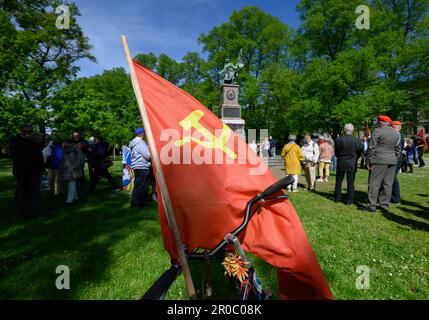 Dresda, Germania. 08th maggio, 2023. 08 maggio 2023, Sassonia, Dresda: La bandiera dell'ex Unione Sovietica vola al vento in occasione di un evento commemorativo nella Giornata della Liberazione presso il Memoriale dell'Armata Rossa. L'occasione per un'installazione temporanea d'arte presso il Memoriale sovietico di Olbaltplatz, nell'Albertstadt di Dresda, in collaborazione con il Kunsthaus Dresden e l'artista Svea Duwe, non è solo la liberazione dal nazionalsocialismo e la prossima ristrutturazione del memoriale, Ma anche la classificazione storica del memoriale richiesto dalla guerra di aggressione russa contro l'Ucraina. Il 8 maggio 1945, il Secon Foto Stock