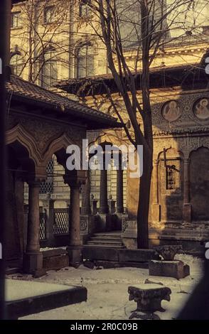 Cortile interno del Monastero di Stavropoleos prima del rinnovo. Città di Bucarest, București, Romania, Europa orientale, 1964 Foto Stock