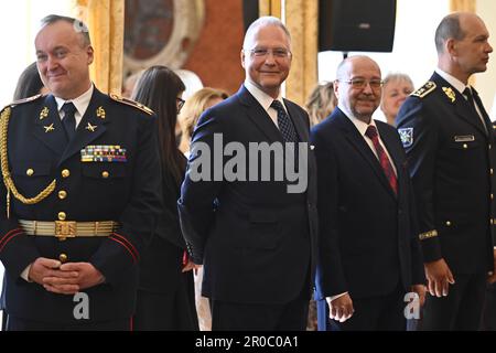 Il presidente ceco Petr Pavel, non visto, ha nominato nuovi generali in occasione della Giornata della Vittoria, il 8 maggio 2023, presso il Castello di Praga, Repubblica Ceca. Nella foto sono visibili il capo del Servizio informazioni sulla sicurezza (BIS) Michal Koudelka, 2nd da sinistra, il direttore dell'Ufficio Relazioni esterne e informazioni (UZSI) Vladimir Posolda, 2nd da destra, e il presidente di polizia Martin Vondrasek, a destra. Il presidente Pavel promosse Koudelka, dopo anni di rifiuto da parte dell'ex presidente Milos Zeman, al rango di brigadiere generale su proposta del gabinetto. (Foto CTK/Ondrej Deml) Foto Stock