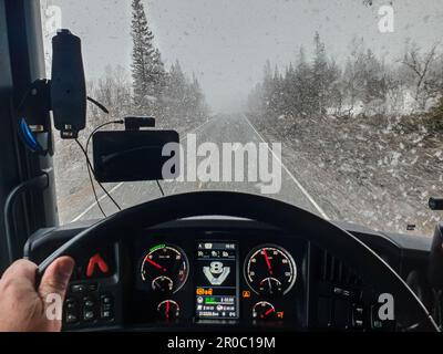 Vista dall'interno di un autocarro che guida su neve fitta. Foto Stock