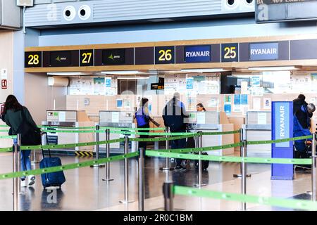 Valencia, Spagna - 18 marzo 2023 - sportelli dei servizi aerei per i passeggeri del trasferimento, check-in e consegna bagagli con barriere di controllo della folla all'interno Foto Stock