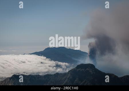Eruzione vulcanica Cumbre Vieja sull'isola di la Palma, Isole Canarie. Vulcano la Palma da lontano vista aerea. Foto Stock