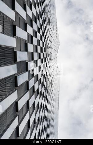 New York City, NY, USA-Ottobre 2022; vista verticale ad angolo basso direttamente sulla facciata di un moderno grattacielo nei cantieri di Hudson con l'esterno di acciaio A. Foto Stock
