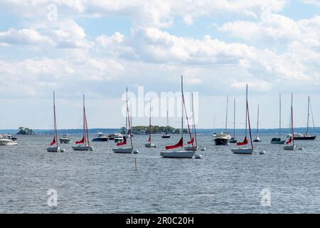 Greenwich, CT-August 2022; Vista sull'acqua del Greenwich Harbor e del suono di Long Island con barche a vela ancorate e l'area ricreativa di Beach Island i Foto Stock