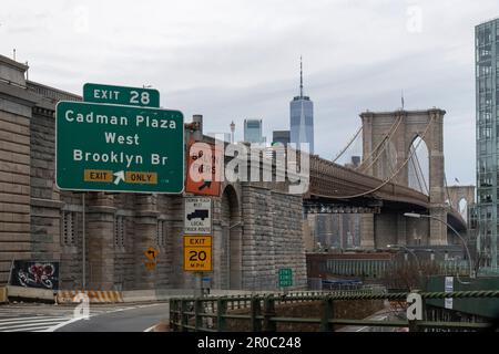 New York City, NY, USA-Gennaio 2023; vista prospettica dell'autisti dell'uscita 28 sulla Brooklyn Queens Expressway lungo il Ponte di Brooklyn e la One World Tr Foto Stock