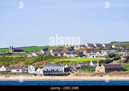 Vista offshore dal mare alla spiaggia e sul lungomare di Aberdaron, Llyn Peninsula, Gwynedd, Galles settentrionale, Regno Unito, Regno Unito Foto Stock