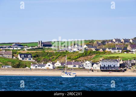 Vista offshore dal mare alla spiaggia e sul lungomare di Aberdaron, Llyn Peninsula, Gwynedd, Galles settentrionale, Regno Unito, Regno Unito Foto Stock