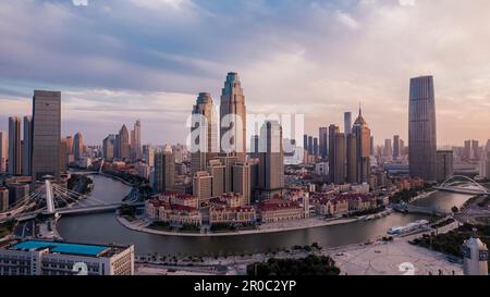 Vista aerea di Jinwan Plaza, situato lungo il fiume Haihe a Tianjin, Cina Foto Stock