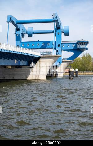 PRODUZIONE - 05 maggio 2023, Meclemburgo-Pomerania occidentale, Wolgast: Vista del cantiere sul ponte Peene. I lavori di riparazione sono in corso da più di un anno e attualmente causano ingorghi a Wolgast, poiché è disponibile solo una larghezza di corsia limitata e un semaforo in costruzione regola il traffico. Questo lavoro sarà sospeso durante i periodi di alta stagione in estate il B111, come era nel 2022. Foto: Stefan Sauer/dpa Foto Stock