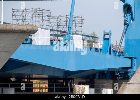 PRODUZIONE - 05 maggio 2023, Meclemburgo-Pomerania occidentale, Wolgast: Vista del cantiere sul ponte Peene. I lavori di riparazione sono in corso da più di un anno e attualmente causano ingorghi a Wolgast, poiché è disponibile solo una larghezza di corsia limitata e un semaforo in costruzione regola il traffico. Questo lavoro sarà sospeso durante i periodi di alta stagione in estate il B111, come era nel 2022. Foto: Stefan Sauer/dpa Foto Stock