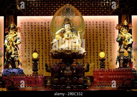 Singapore - Tempio della Reliquia dei denti del Buddha - statua di Buddha Bodhisattva Cintamanicakra Avalokitesvara Foto Stock