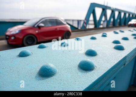 PRODUZIONE - 05 maggio 2023, Meclemburgo-Pomerania occidentale, Zecherin: Il ponte Zecherin collega la terraferma con l'isola di Usedom. Più volte al giorno, un segmento del ponte è aperto per le navi più grandi e barche a vela. Il ponte Zecherin è un ponte di base sul fiume Peene nel corso della strada statale 110. Danni imprevisti al ponte Zecherin causano ulteriori ostacoli al traffico all'isola di Usedom e dall'isola alla terraferma. Quindi, un lembo di ponte della strada di 320 metri a sud accesso all'isola di vacanza deve essere riparato il secondo più grande islan della Germania Foto Stock