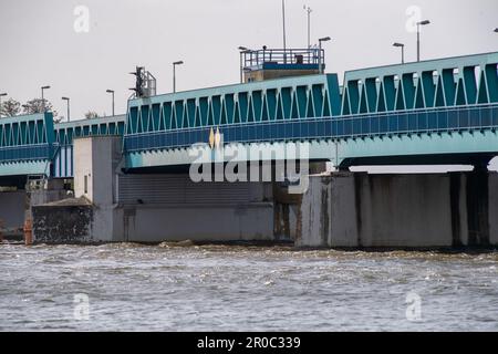 PRODUZIONE - 05 maggio 2023, Meclemburgo-Pomerania occidentale, Zecherin: Il ponte Zecherin collega la terraferma con l'isola di Usedom. Più volte al giorno, un segmento del ponte è aperto per le navi più grandi e barche a vela. Il ponte Zecherin è un ponte di base sul fiume Peene nel corso della strada statale 110. Danni imprevisti al ponte Zecherin causano ulteriori ostacoli al traffico all'isola di Usedom e dall'isola alla terraferma. Quindi, un lembo di ponte della strada di 320 metri a sud accesso all'isola di vacanza deve essere riparato il secondo più grande islan della Germania Foto Stock