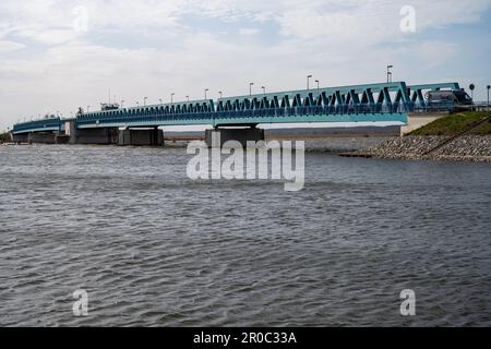 PRODUZIONE - 05 maggio 2023, Meclemburgo-Pomerania occidentale, Zecherin: Il ponte Zecherin collega la terraferma con l'isola di Usedom. Più volte al giorno, un segmento del ponte è aperto per le navi più grandi e barche a vela. Il ponte Zecherin è un ponte di base sul fiume Peene nel corso della strada statale 110. Danni imprevisti al ponte Zecherin causano ulteriori ostacoli al traffico all'isola di Usedom e dall'isola alla terraferma. Quindi, un lembo di ponte della strada di 320 metri a sud accesso all'isola di vacanza deve essere riparato il secondo più grande islan della Germania Foto Stock