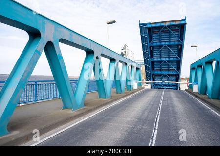 PRODUZIONE - 05 maggio 2023, Meclemburgo-Pomerania occidentale, Zecherin: Il ponte Zecherin collega la terraferma con l'isola di Usedom. Più volte al giorno, un segmento del ponte è aperto per le navi più grandi e barche a vela. Il ponte Zecherin è un ponte di base sul fiume Peene nel corso della strada statale 110. Danni imprevisti al ponte Zecherin causano ulteriori ostacoli al traffico all'isola di Usedom e dall'isola alla terraferma. Quindi, un lembo di ponte della strada di 320 metri a sud accesso all'isola di vacanza deve essere riparato il secondo più grande islan della Germania Foto Stock