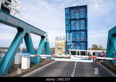 PRODUZIONE - 05 maggio 2023, Meclemburgo-Pomerania occidentale, Zecherin: Il ponte Zecherin collega la terraferma con l'isola di Usedom. Più volte al giorno, un segmento del ponte è aperto per le navi più grandi e barche a vela. Il ponte Zecherin è un ponte di base sul fiume Peene nel corso della strada statale 110. Danni imprevisti al ponte Zecherin causano ulteriori ostacoli al traffico all'isola di Usedom e dall'isola alla terraferma. Quindi, un lembo di ponte della strada di 320 metri a sud accesso all'isola di vacanza deve essere riparato il secondo più grande islan della Germania Foto Stock